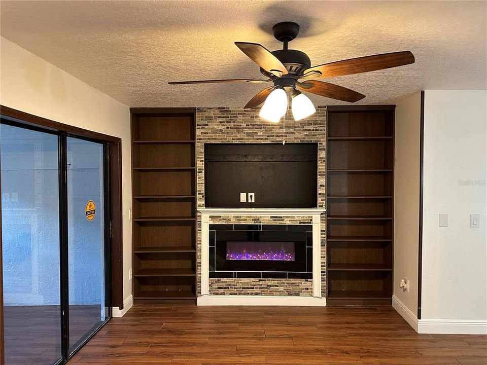 待售: $210,000 (2 贝兹, 2 浴室, 1037 平方英尺)