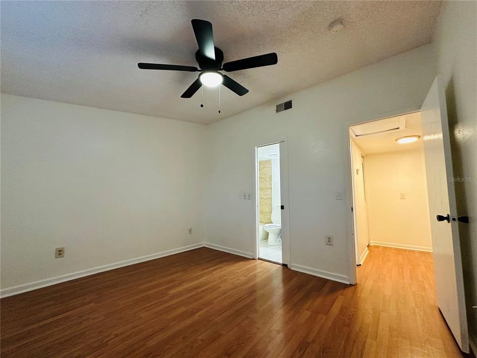 待售: $210,000 (2 贝兹, 2 浴室, 1037 平方英尺)