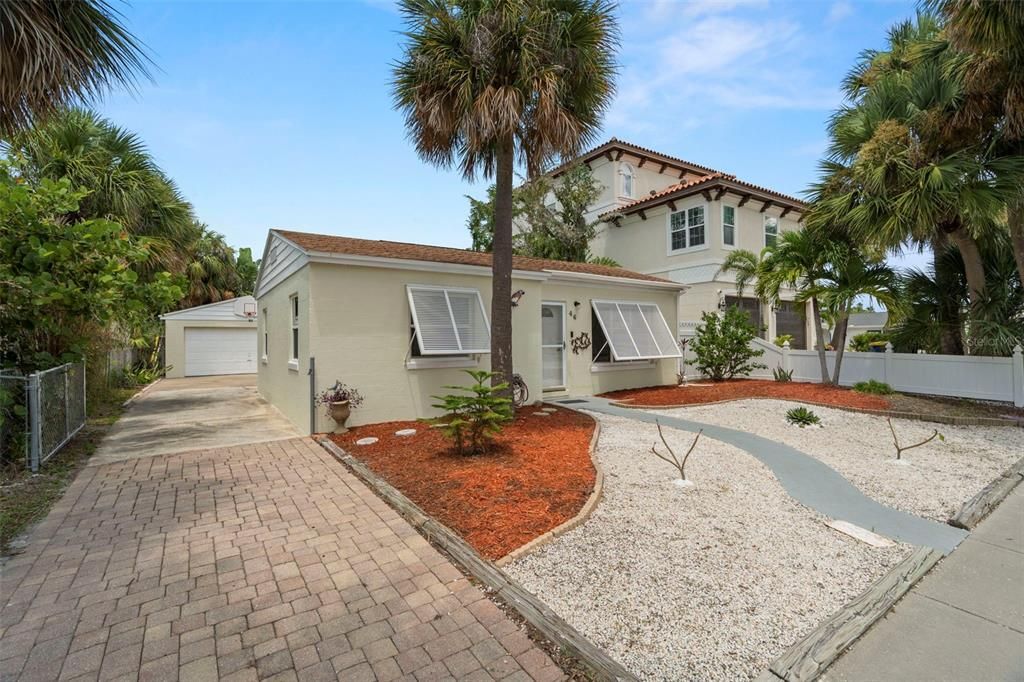 待售: $750,000 (2 贝兹, 1 浴室, 917 平方英尺)