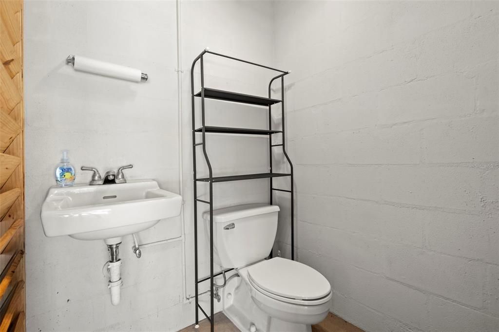 待售: $750,000 (2 贝兹, 1 浴室, 917 平方英尺)