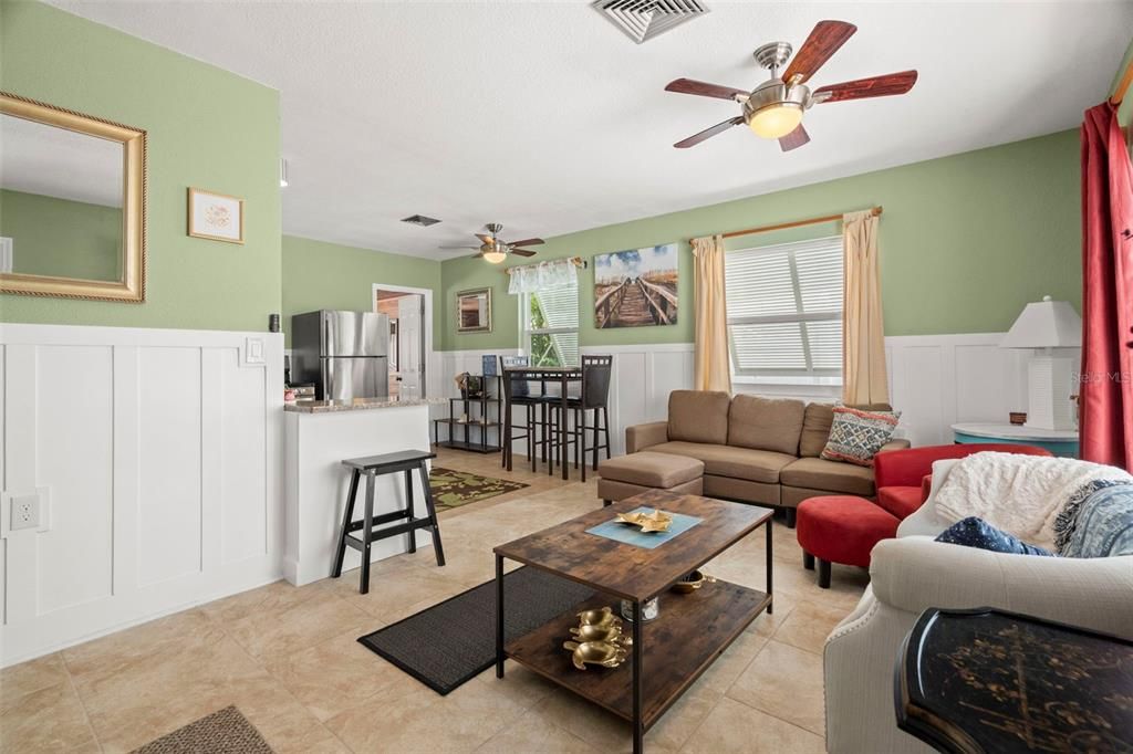 待售: $750,000 (2 贝兹, 1 浴室, 917 平方英尺)