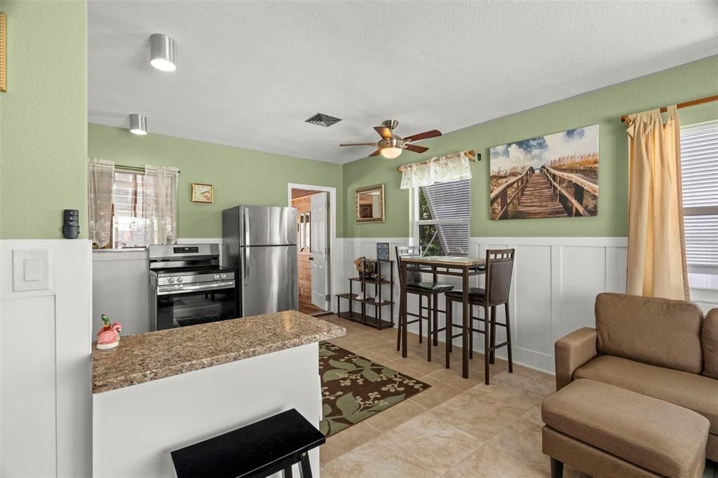 待售: $750,000 (2 贝兹, 1 浴室, 917 平方英尺)