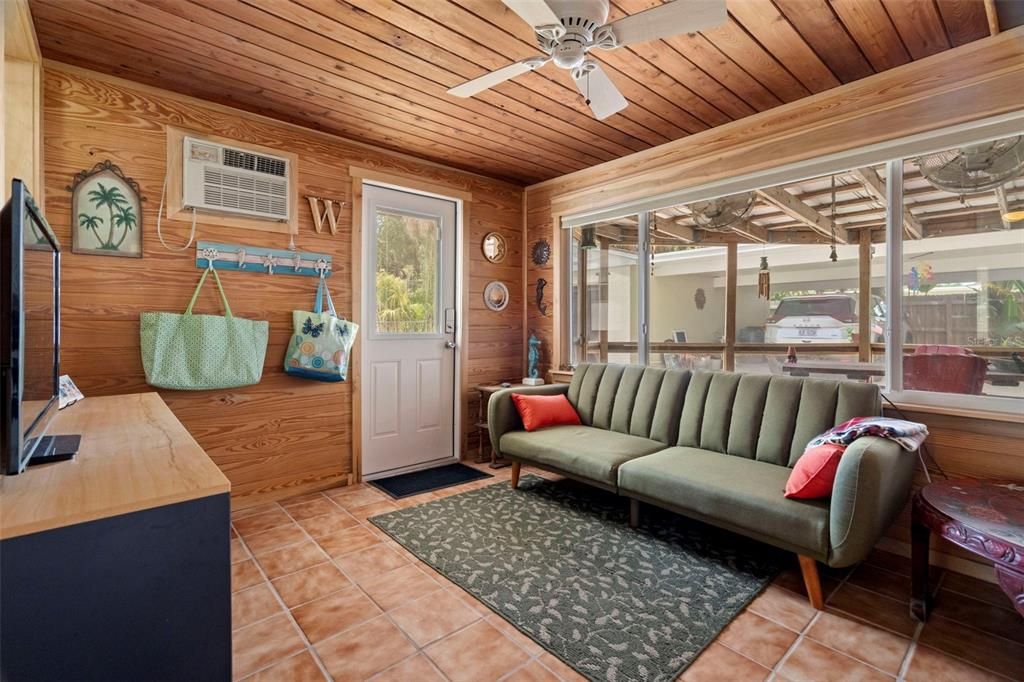 待售: $750,000 (2 贝兹, 1 浴室, 917 平方英尺)