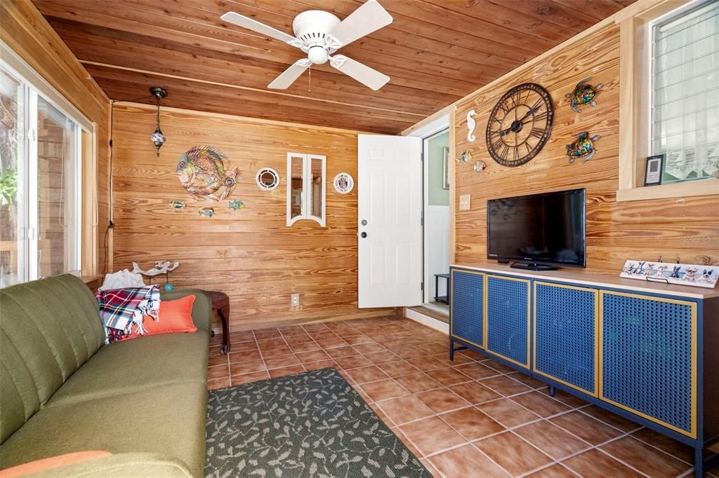 待售: $750,000 (2 贝兹, 1 浴室, 917 平方英尺)