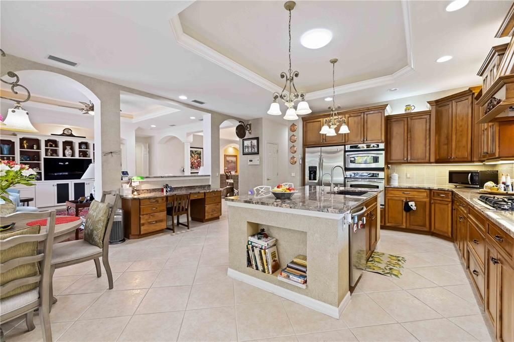 Под контрактом: $699,900 (3 спален, 2 ванн, 2530 Квадратных фут)