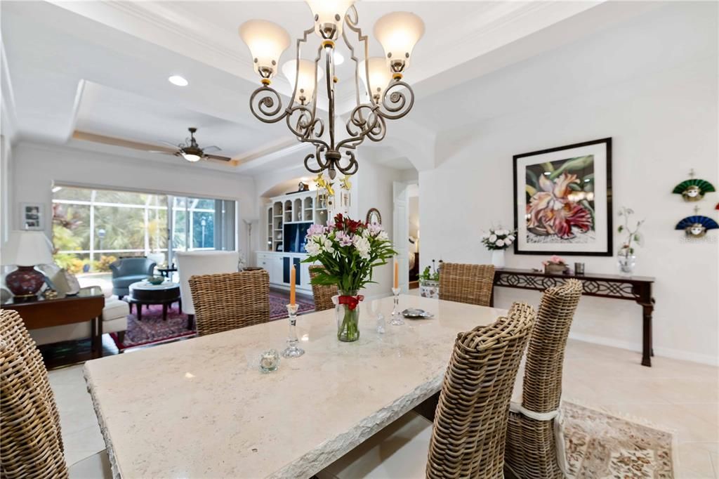 Под контрактом: $699,900 (3 спален, 2 ванн, 2530 Квадратных фут)