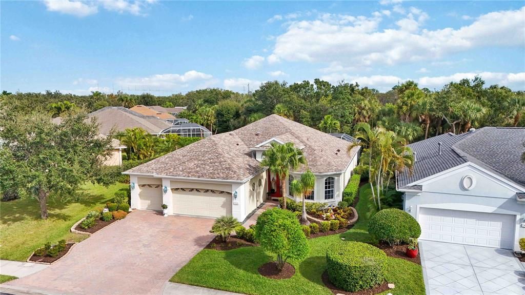 Под контрактом: $699,900 (3 спален, 2 ванн, 2530 Квадратных фут)