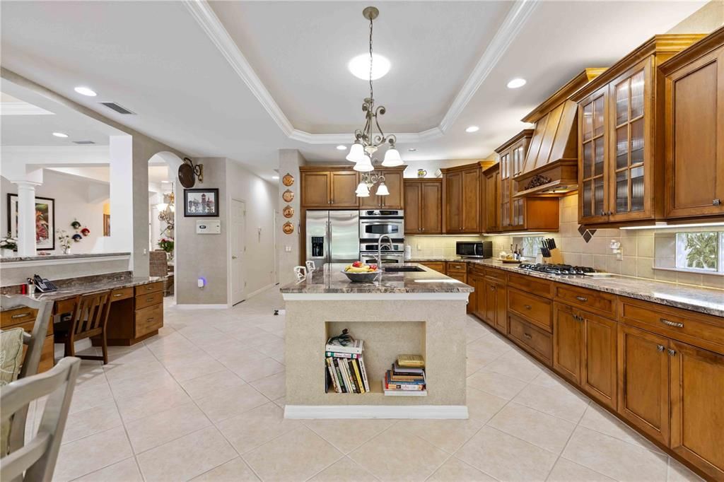 Под контрактом: $699,900 (3 спален, 2 ванн, 2530 Квадратных фут)