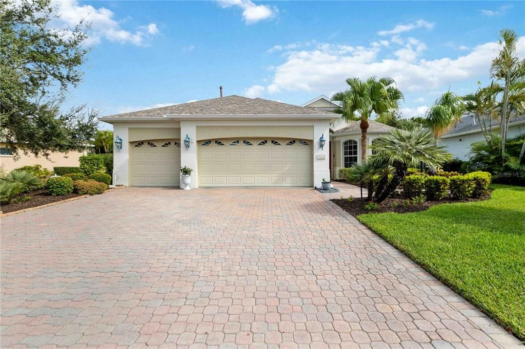 Под контрактом: $699,900 (3 спален, 2 ванн, 2530 Квадратных фут)