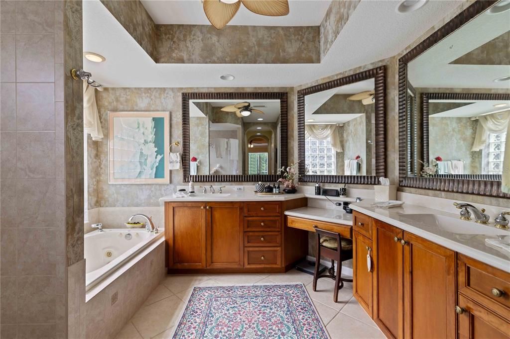 Под контрактом: $699,900 (3 спален, 2 ванн, 2530 Квадратных фут)