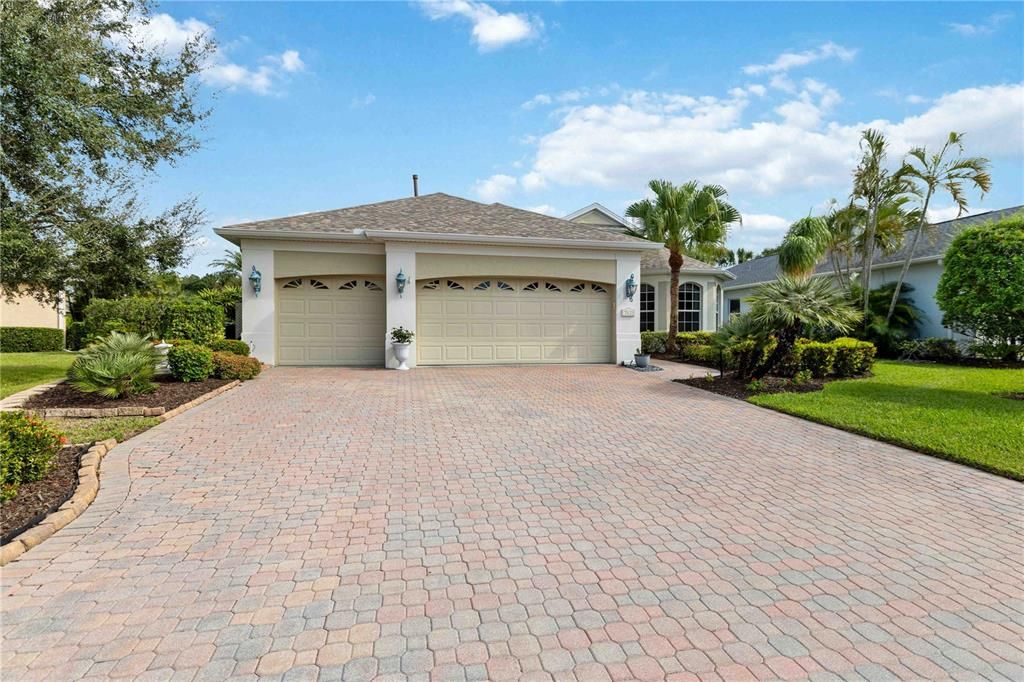 Под контрактом: $699,900 (3 спален, 2 ванн, 2530 Квадратных фут)