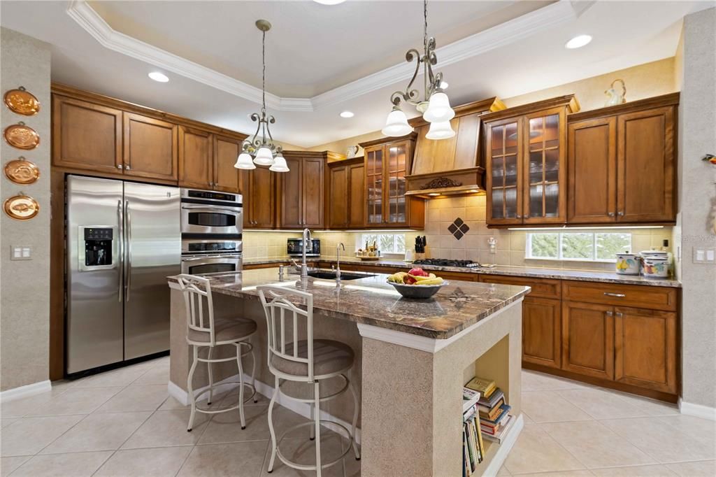 Под контрактом: $699,900 (3 спален, 2 ванн, 2530 Квадратных фут)