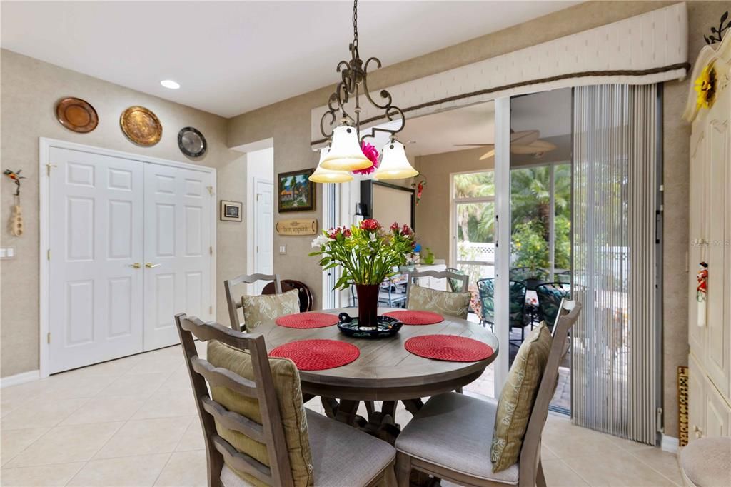 Под контрактом: $699,900 (3 спален, 2 ванн, 2530 Квадратных фут)