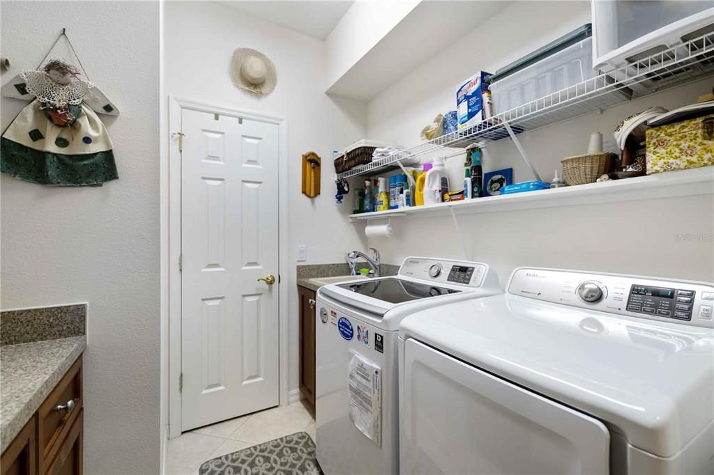 Под контрактом: $699,900 (3 спален, 2 ванн, 2530 Квадратных фут)