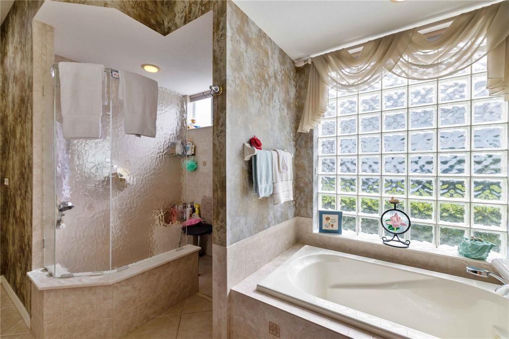 Под контрактом: $699,900 (3 спален, 2 ванн, 2530 Квадратных фут)