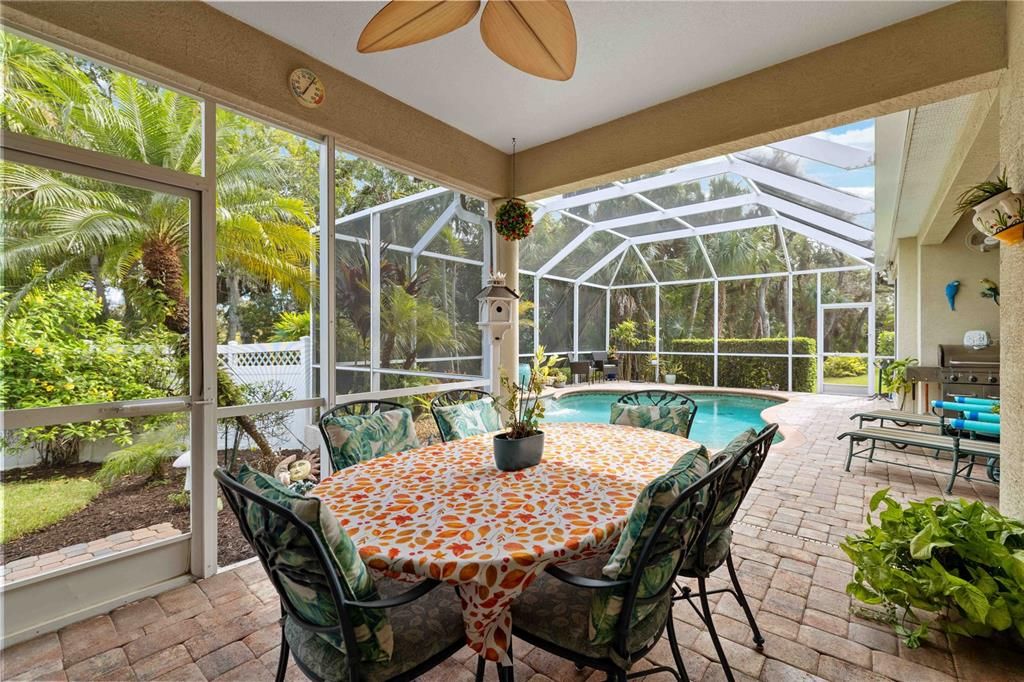 Под контрактом: $699,900 (3 спален, 2 ванн, 2530 Квадратных фут)