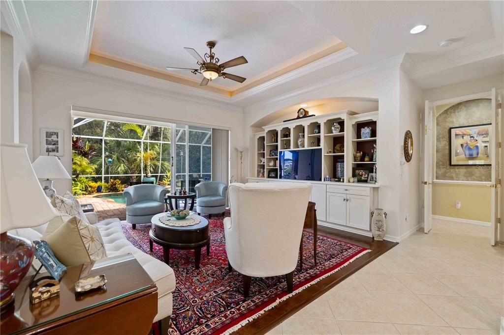 Под контрактом: $699,900 (3 спален, 2 ванн, 2530 Квадратных фут)