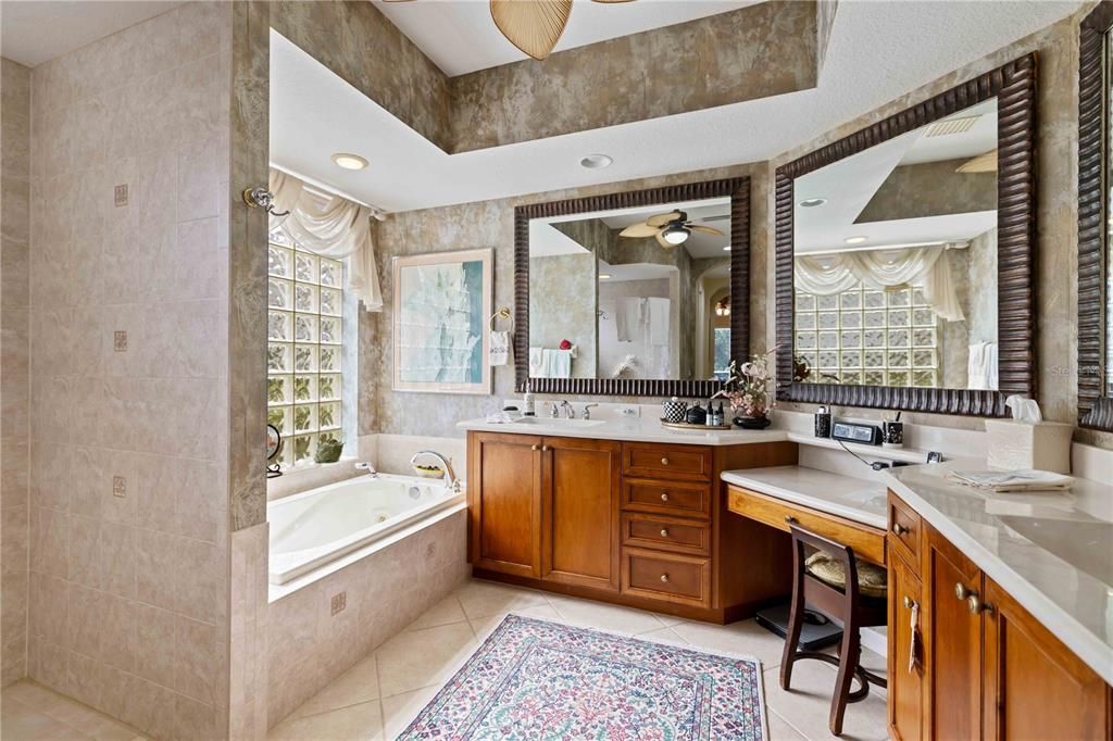 Под контрактом: $699,900 (3 спален, 2 ванн, 2530 Квадратных фут)