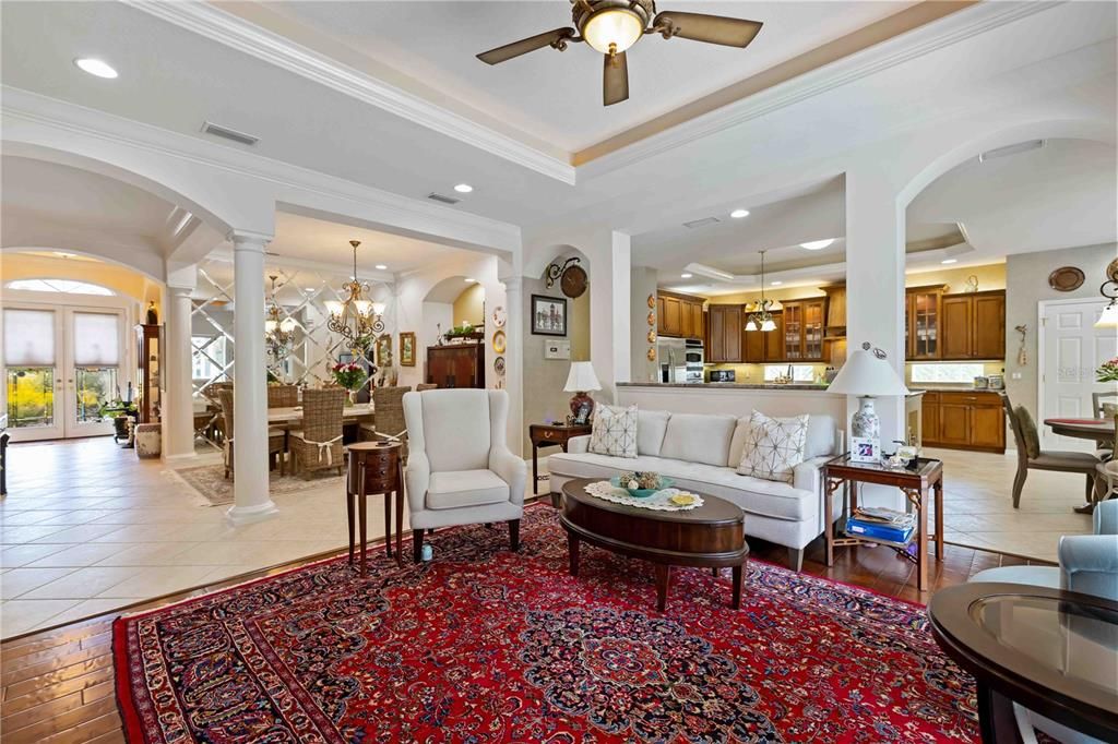 Под контрактом: $699,900 (3 спален, 2 ванн, 2530 Квадратных фут)