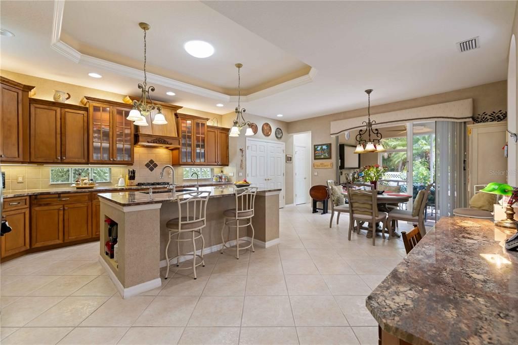 Под контрактом: $699,900 (3 спален, 2 ванн, 2530 Квадратных фут)