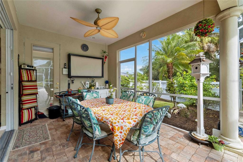 Под контрактом: $699,900 (3 спален, 2 ванн, 2530 Квадратных фут)