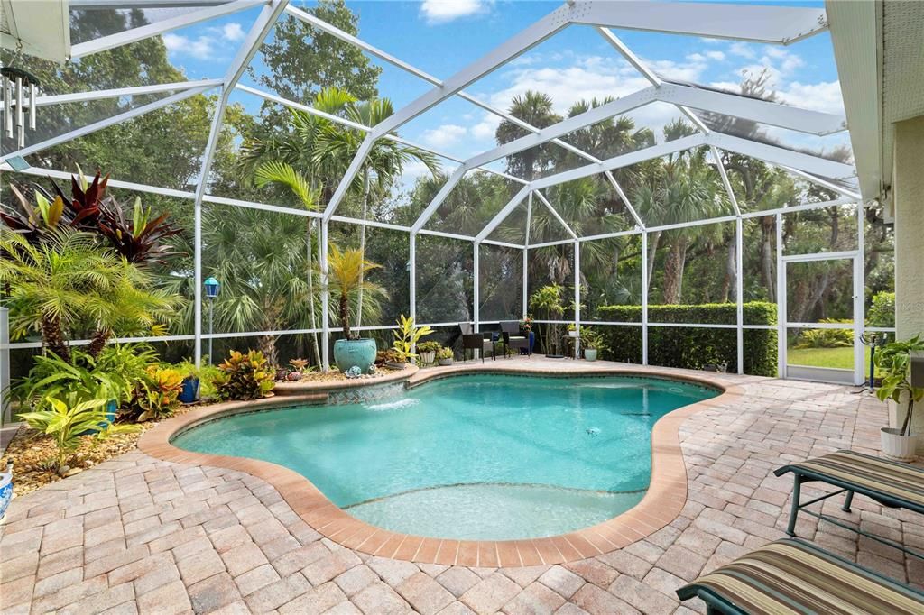 Под контрактом: $699,900 (3 спален, 2 ванн, 2530 Квадратных фут)