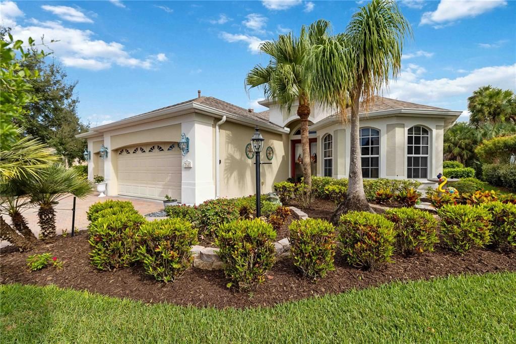 Под контрактом: $699,900 (3 спален, 2 ванн, 2530 Квадратных фут)