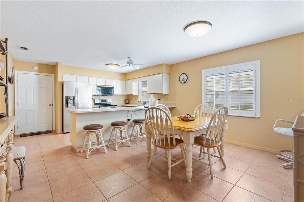 На продажу: $239,000 (2 спален, 2 ванн, 1359 Квадратных фут)