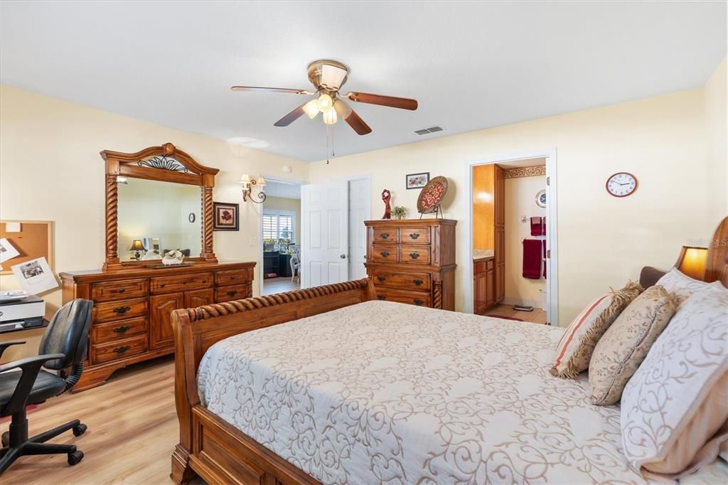 На продажу: $239,000 (2 спален, 2 ванн, 1359 Квадратных фут)