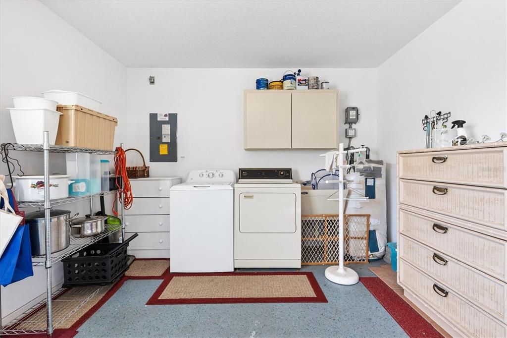 На продажу: $239,000 (2 спален, 2 ванн, 1359 Квадратных фут)