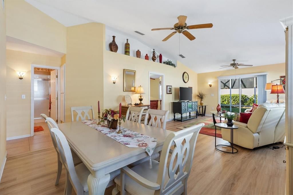 На продажу: $239,000 (2 спален, 2 ванн, 1359 Квадратных фут)