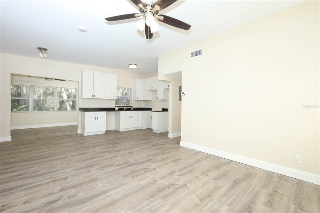 For Sale: $239,500 (3 beds, 2 baths, 1059 Square Feet)