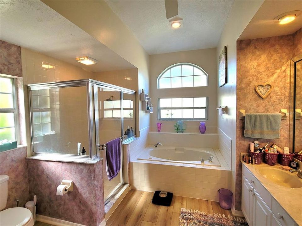 For Sale: $325,000 (3 beds, 2 baths, 1669 Square Feet)