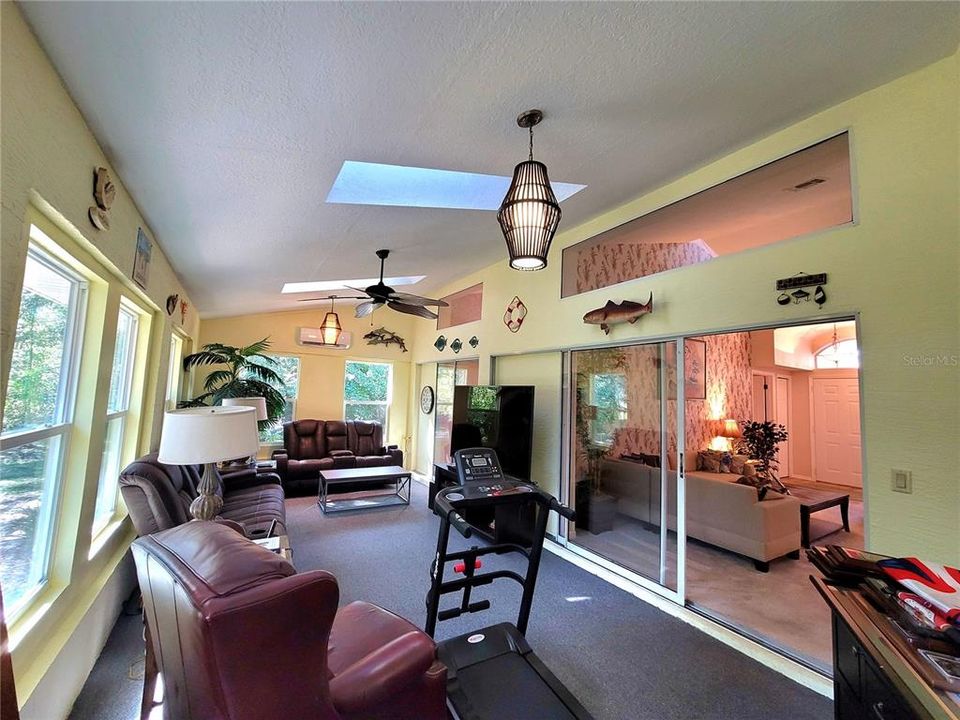 For Sale: $325,000 (3 beds, 2 baths, 1669 Square Feet)