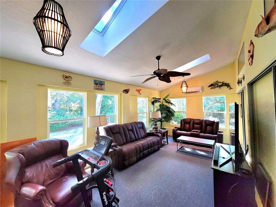 For Sale: $325,000 (3 beds, 2 baths, 1669 Square Feet)