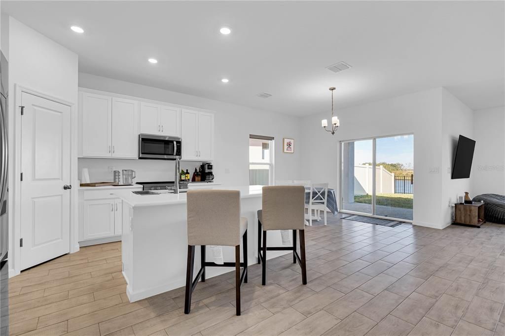 En Renta: $2,050 (4 camas, 2 baños, 1938 Pies cuadrados)