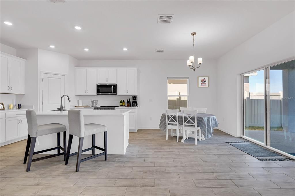 En Renta: $2,050 (4 camas, 2 baños, 1938 Pies cuadrados)