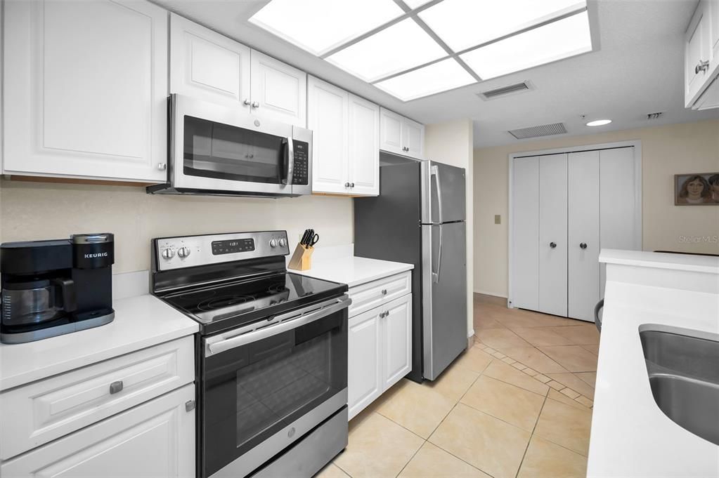 На продажу: $375,000 (2 спален, 2 ванн, 1175 Квадратных фут)