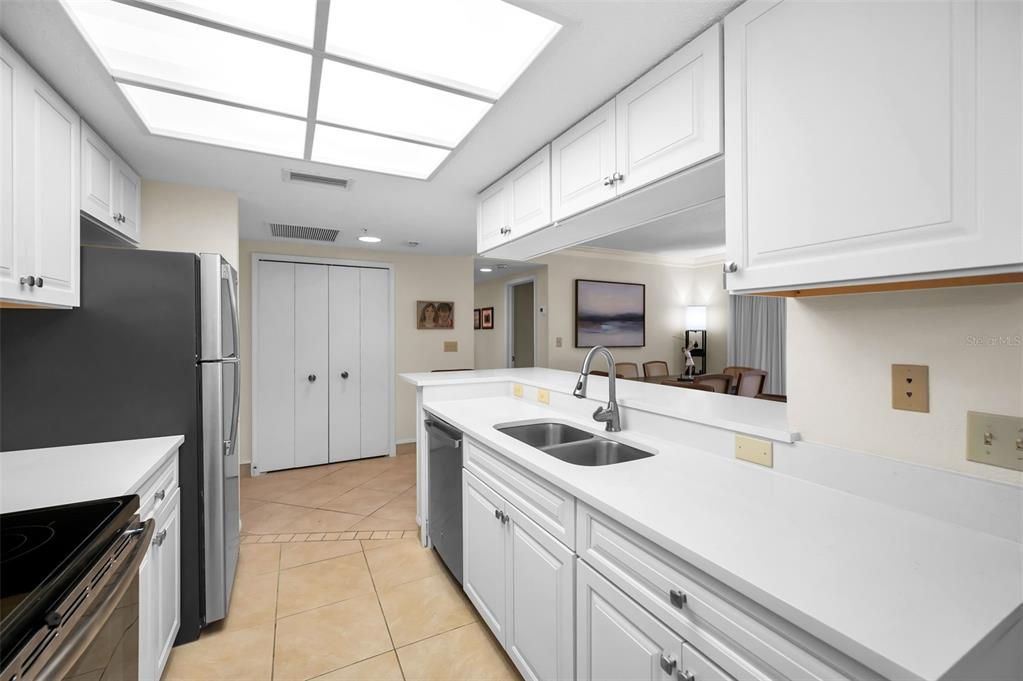 На продажу: $375,000 (2 спален, 2 ванн, 1175 Квадратных фут)