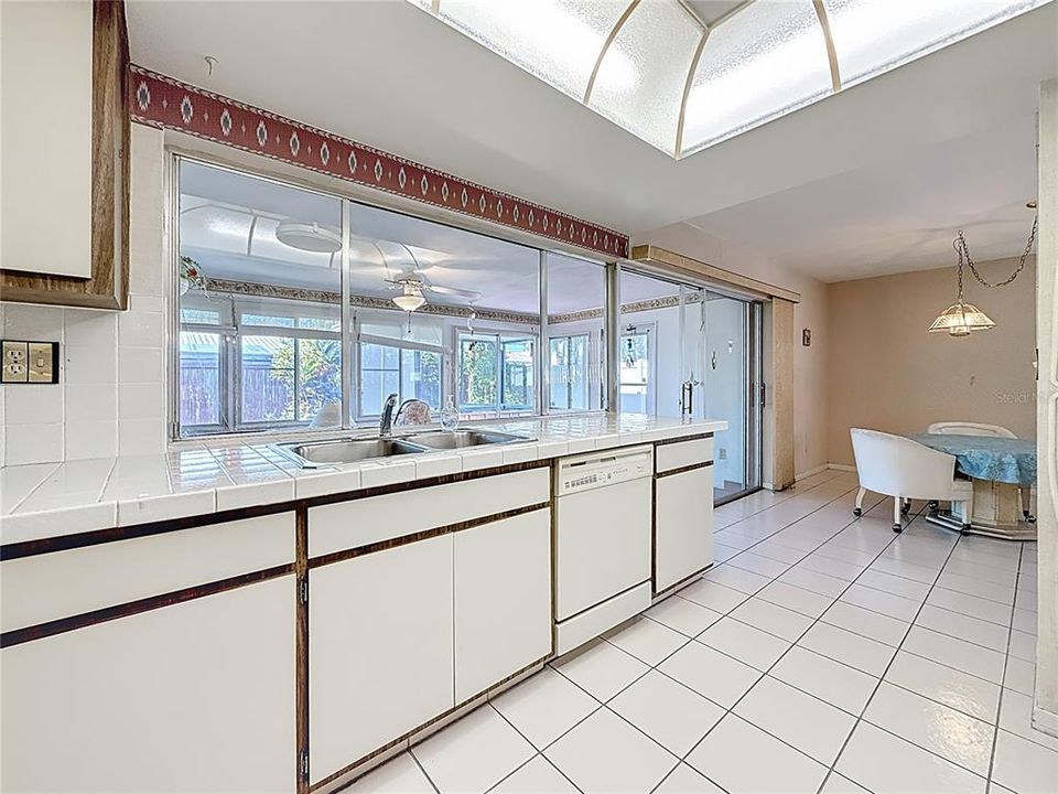 En Venta: $549,900 (3 camas, 3 baños, 2298 Pies cuadrados)