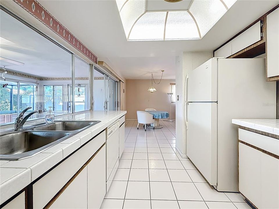 En Venta: $549,900 (3 camas, 3 baños, 2298 Pies cuadrados)