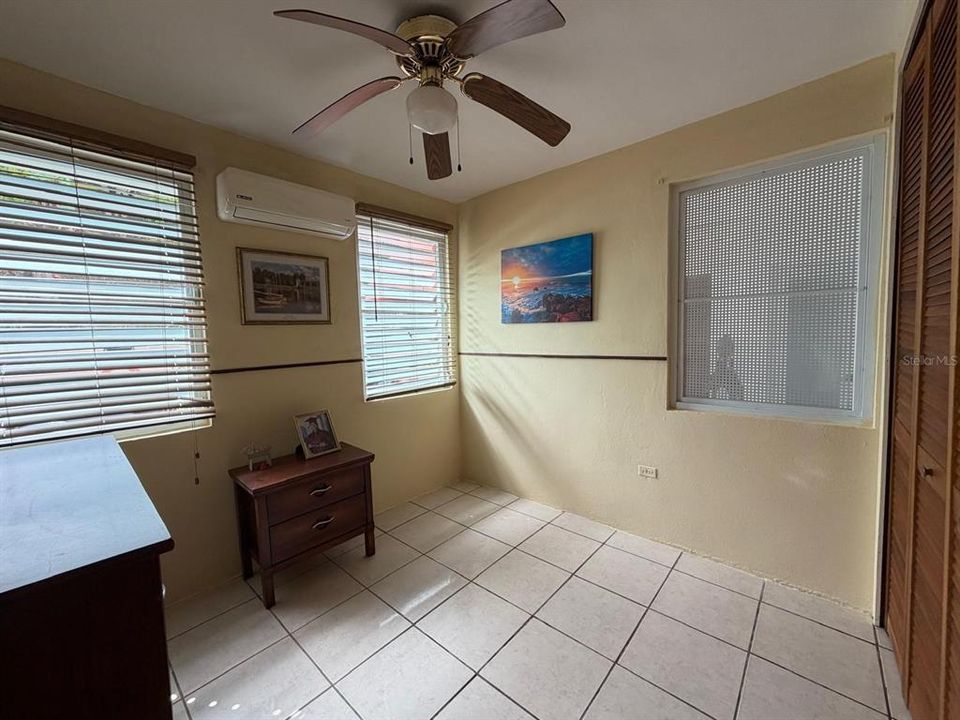 Под контрактом: $410,000 (4 спален, 3 ванн, 1668 Квадратных фут)