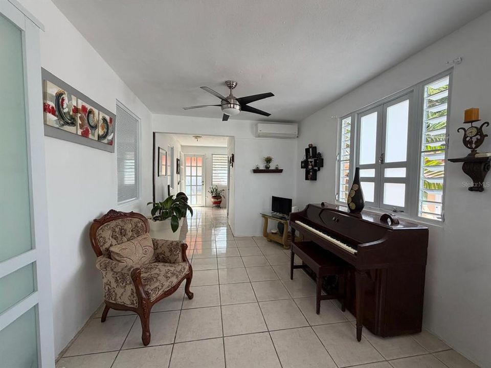 Под контрактом: $410,000 (4 спален, 3 ванн, 1668 Квадратных фут)