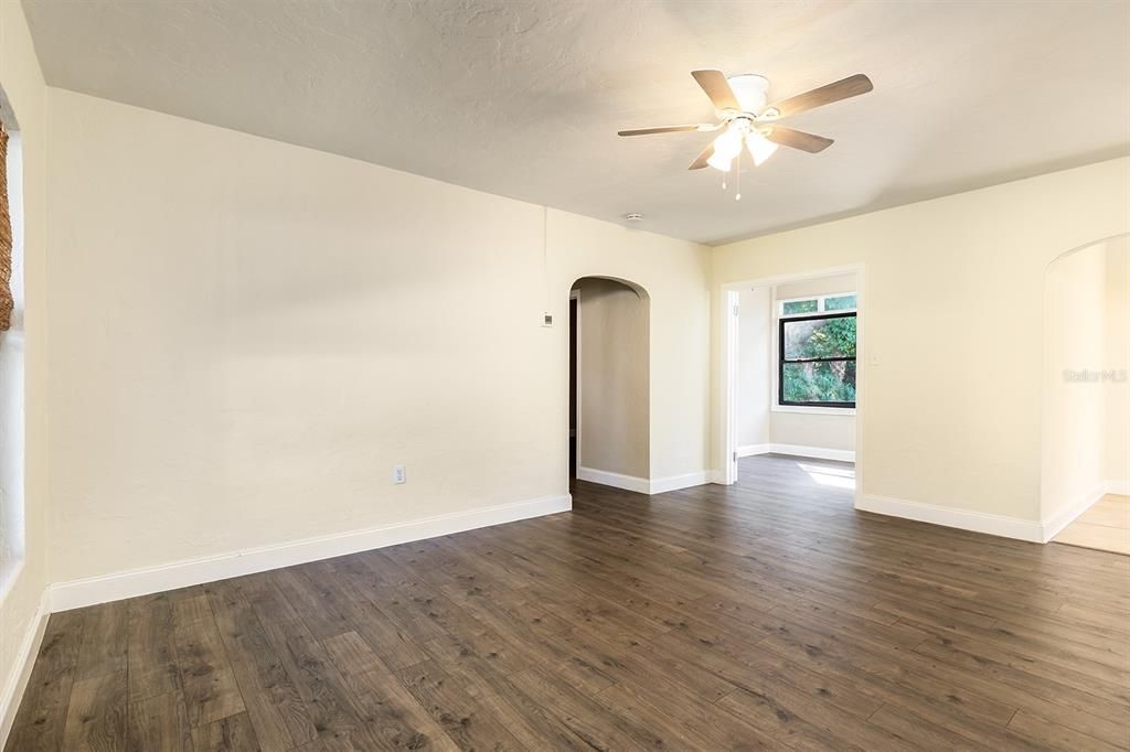 For Sale: $445,000 (2 beds, 1 baths, 909 Square Feet)