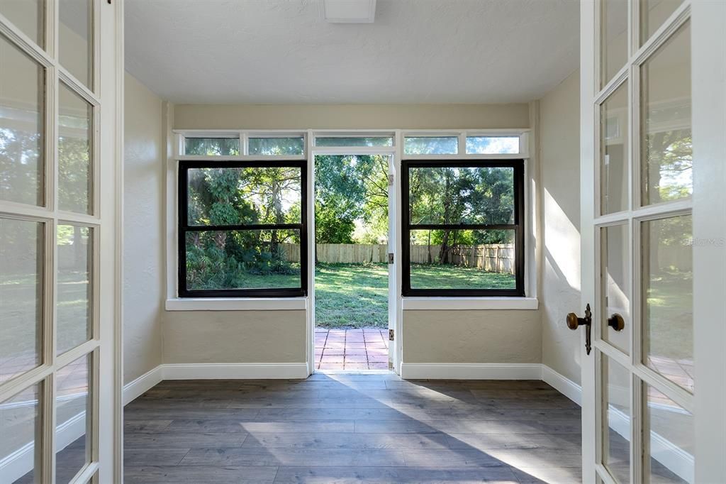 For Sale: $445,000 (2 beds, 1 baths, 909 Square Feet)