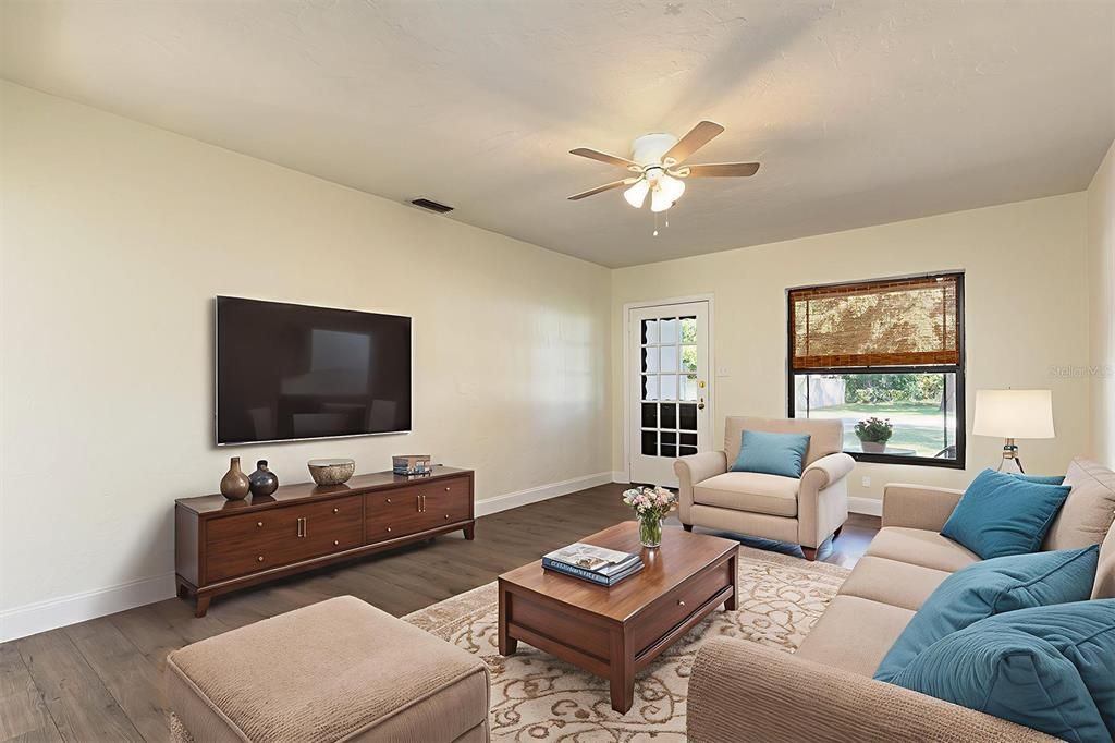 For Sale: $445,000 (2 beds, 1 baths, 909 Square Feet)