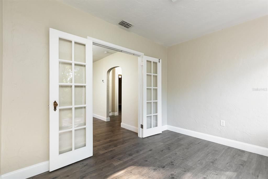 For Sale: $445,000 (2 beds, 1 baths, 909 Square Feet)