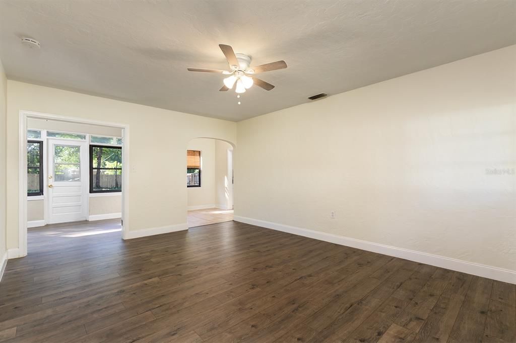 For Sale: $445,000 (2 beds, 1 baths, 909 Square Feet)