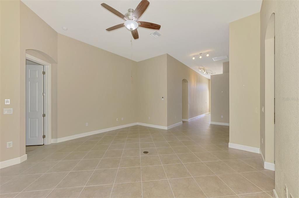 En Venta: $470,000 (3 camas, 3 baños, 2194 Pies cuadrados)