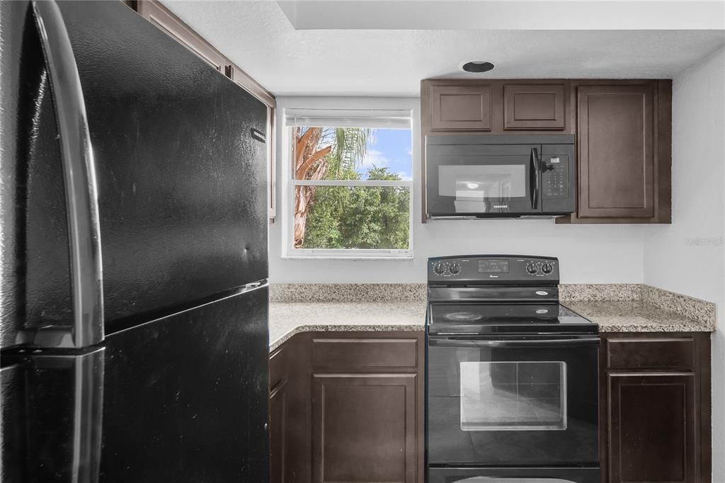 Под контрактом: $1,300 (2 спален, 1 ванн, 934 Квадратных фут)